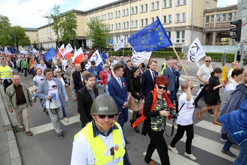 Białystok. Marsz Pokoju KOD przeszedł ulicami miasta (zdjęcia)