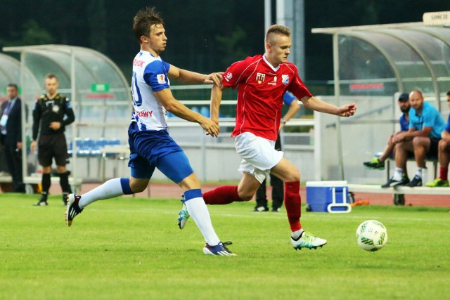 Bartłomiej Olszewski (czerwona koszulka) zdobył bramkę wyrównującą dla MKS-u.