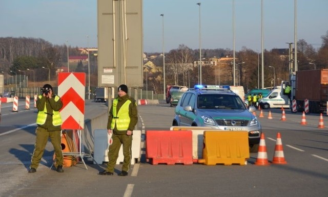 Kontrolowane będą jedynie osoby wjeżdżające do Polski. Kontrola graniczna prowadzona będzie w sposób wyrywkowy, a działania dostosowane do realnego zagrożenia.