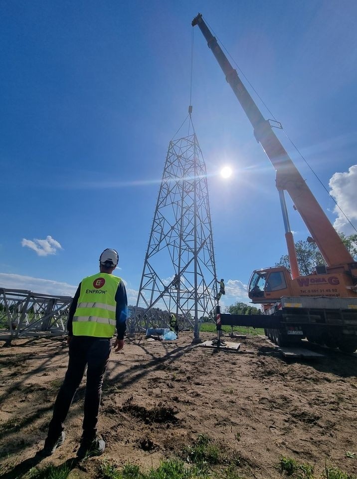 Trwa budowa linii 400-kilowoltowej Kozienice - Miłosna. Drony pomagają w pracach przy najważniejszej na Mazowszu linii energetycznej