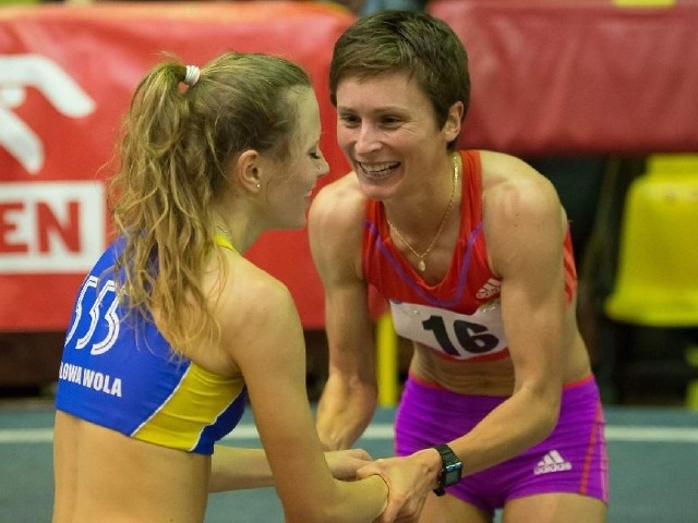 Danuta Urbanik z Victorii Stalowa Wola (z lewej) odbierała gratulacje za złoty medal zdobyty w mistrzostwach Polski w biegu na 1500 metrów w ubiegłym roku. Czy podobnie będzie teraz?