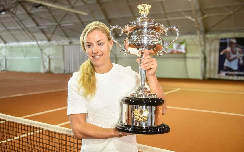 Puszczykowo: Angelique Kerber pokazała puchar za wygranie...