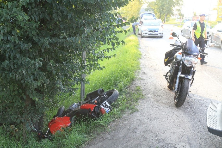 Wypadek motocyklisty na obrzeżach Wrocławia. Trafił do szpitala [ZDJĘCIA]