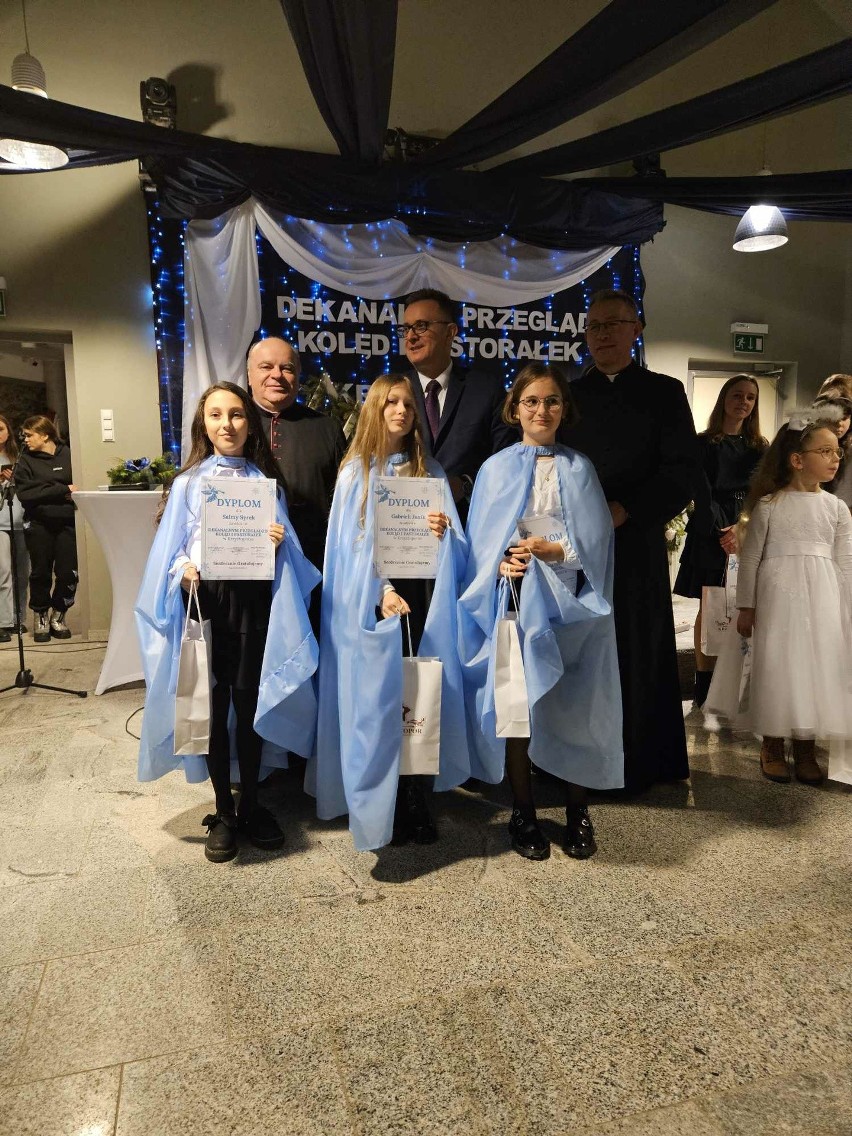 W Krzyżtoporze śpiewali kolędy.  Prawie 40 dzieci wzięło udział w Dekanalnym Przeglądzie Kolęd i Pastorałek. Zobacz zdjęcia
