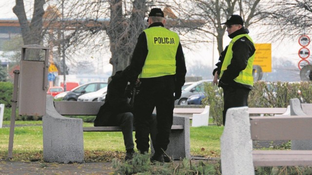 Nietrzeźwi na ławkach w centrum Świnoujścia, to niestety stały widok, bez względu na porę roku. Mimo częstych interwencji policji problem wciąż istnieje.