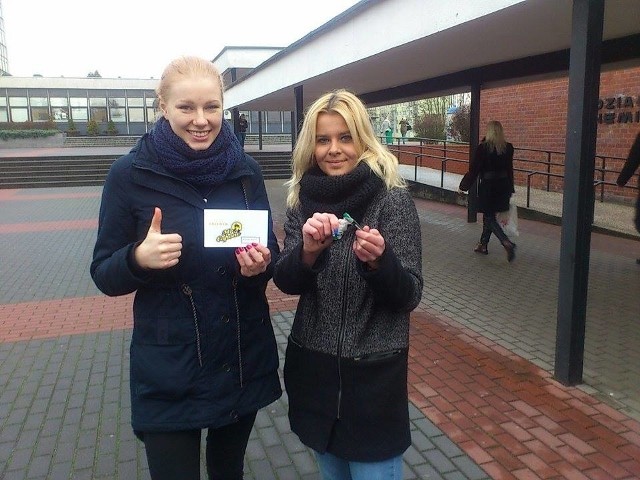 Natalia Dykowska (po lewej) w zamian za zniszczenie paczki papierosów przekazała uczestniczce projektu voucher na obiad.