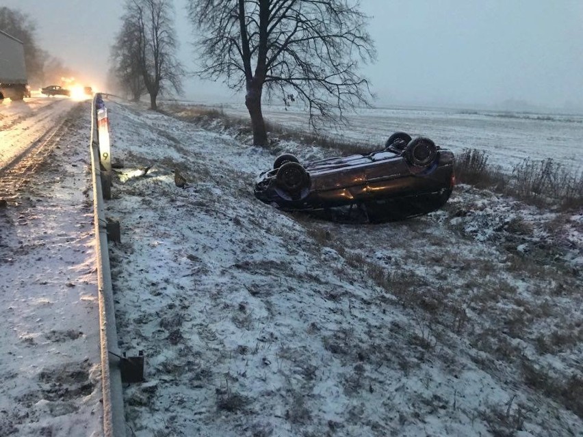 Dobrzyniewo Duże. Auto dachowało na drodze krajowej nr 65