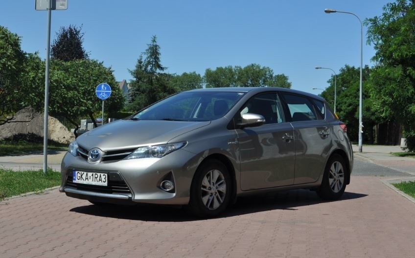 8. Toyota auris: 3199...