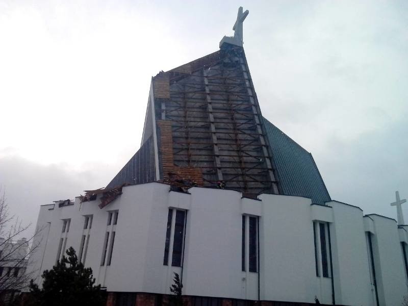 Zerwany dach kościoła pw. Miłosierdzia Bożego w Dębicy.