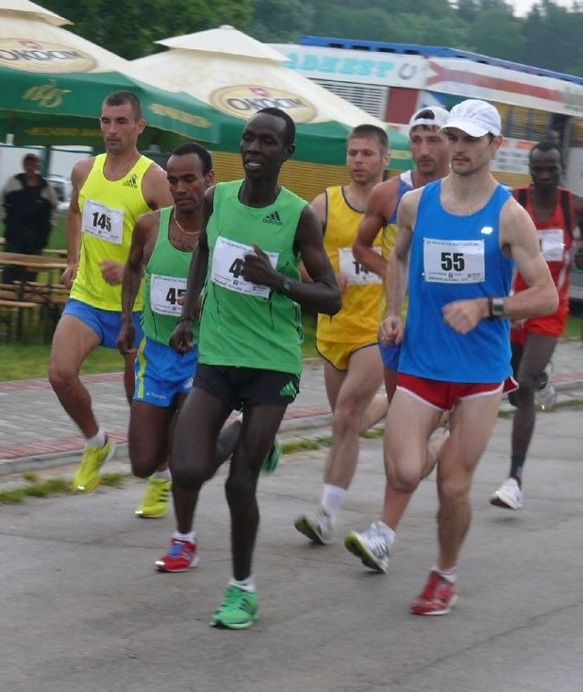 Etiopczyk Erkolo Ashenafi (drugi z lewej) jest jednym z faworytów Półmaratonu w Bukowej. Przed rokiem był drugi. Pierwszy z prawej Andrzej Lachowski. 