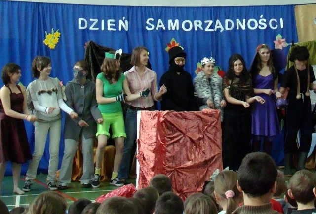 Gromkimi oklaskami nagrodzono występy kabaretów Tofik i Kabaretu Bez Nazwy.