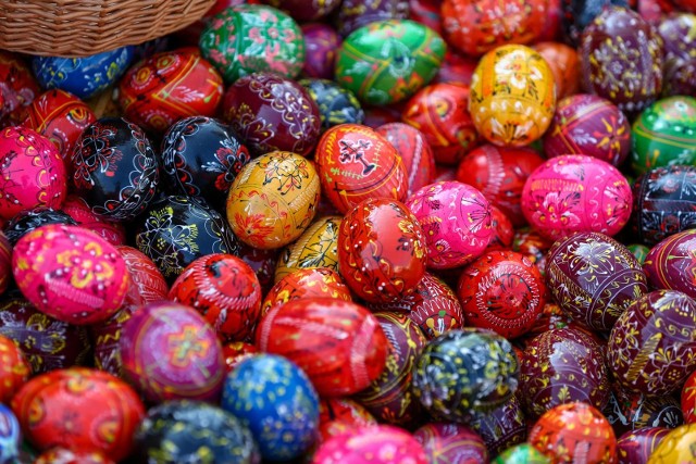 Zajączek, pisanki, śmigus-dyngus, palmy, święconka - wszyscy znamy wielkanocne zwyczaje. No, ale, czy znamy ich pochodzenie. Skąd się wzięły? Kliknij i zobacz ->