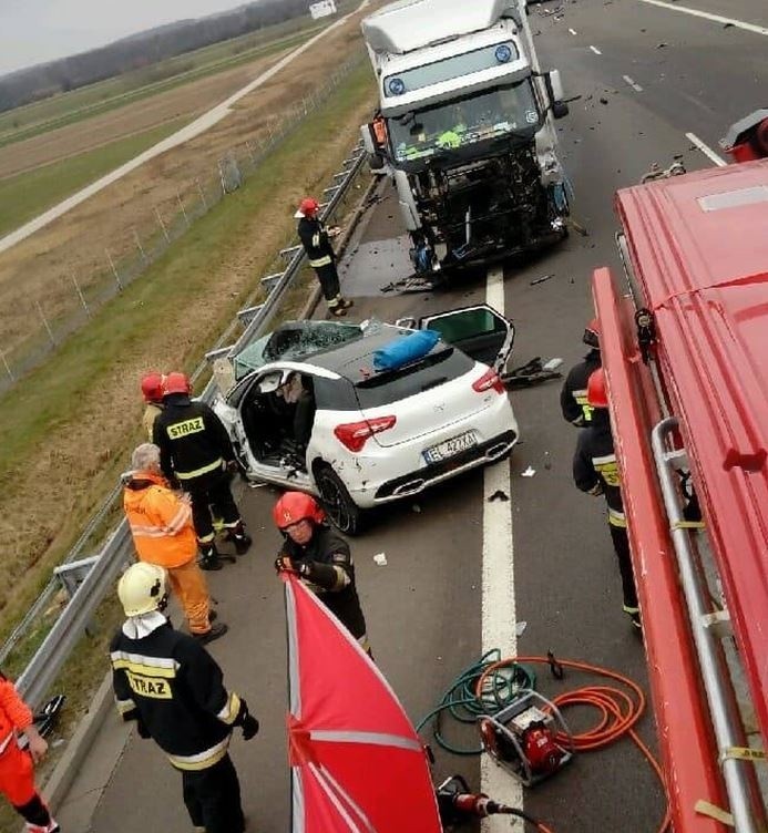 Śmiertelny wypadek na A2 pod Zgierzem. Citroen przeciął bariery energochłonne. Zginął 41-latek [zdjęcia]