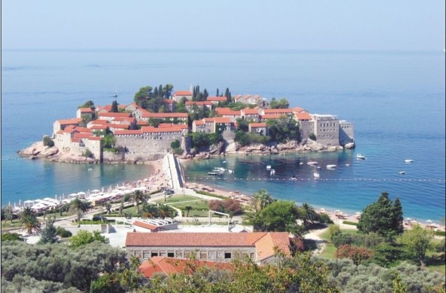 Sveti Stefan &#8211; luksusowy kurort w Czarnogórze koło Budvy. Nocleg kosztuje tu 750 euro.