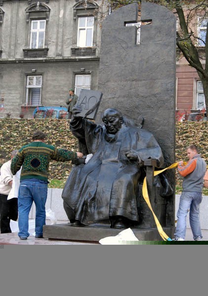 Na placu Niepodleglości w Przemyślu w piątek ustawiono pomnik papieza Jana Pawla II. Autorem monumentu jest Tomasz Radziewicz z Sopotu.