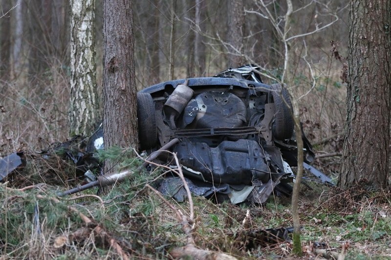 Opel roztrzaskał się o drzewa we wtorek, 30 stycznia, na...