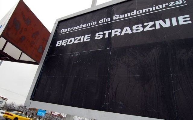 Billboardy z widocznym na zdjęciu napisem pojawiły się w Sandomierzu przy rondzie koło straży pożarnej, na skrzyżowaniu ulic Armii Krajowej i Mickiewicza (przy szkole podstawowej numer 4) oraz przy wjeździe do miasta w Milczanach.