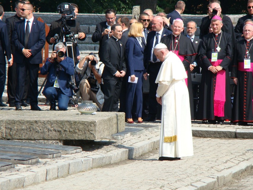 Papież Franciszek w byłym obozie Birkenau spotkał się z ludźmi, którzy uratowali Żydów podczas wojny