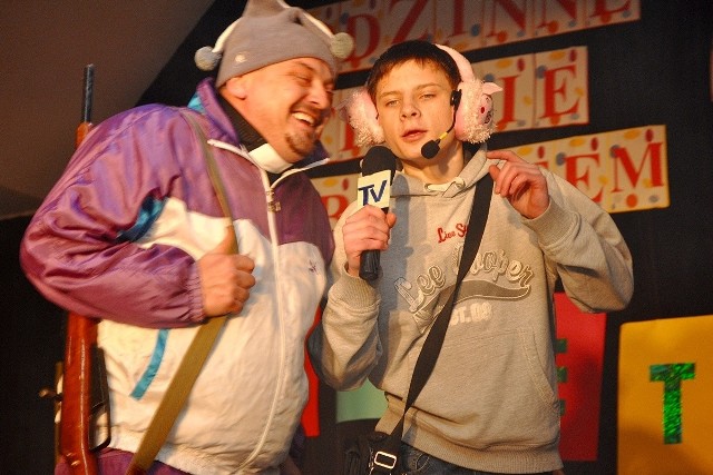Jeden z występów kabaretu. Po lewej Piotr Musiał, dyrektor Domu Kultury w Łapanowie