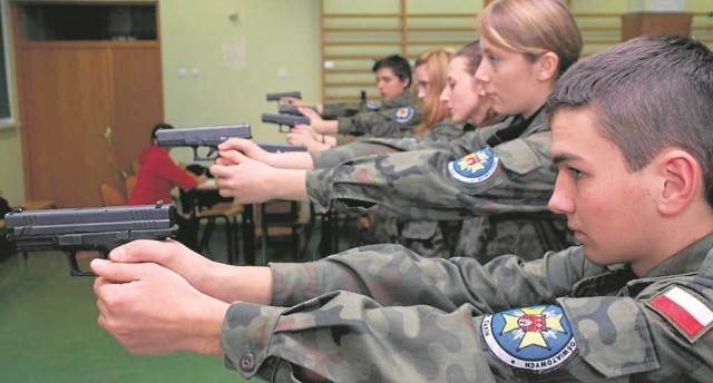 Uczniowie ze Skały są ze sztuką wojskową za pan brat. Teraz pod skrzydła weźmie ich resort obrony