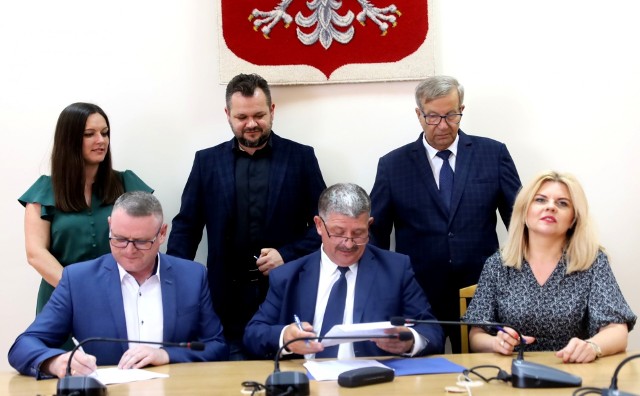 W czasie podpisania umowy, od lewej: główny specjalista w Zarządzie Dróg Powiatowych w Staszowie Agnieszka Gajda, prezes firmy ,,Jawal” Mariusz Brożek, wicestarosta staszowski Leszek Guzal, dyrektor Zarządu Dróg Powiatowych Mirosław Bernyś, starosta staszowski Józef Żółciak i główna księgowa Zarządu Dróg Powiatowych Beata Kondek.