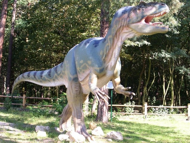 Dinozaury w świetle lampionów, w soleckim Juraparku