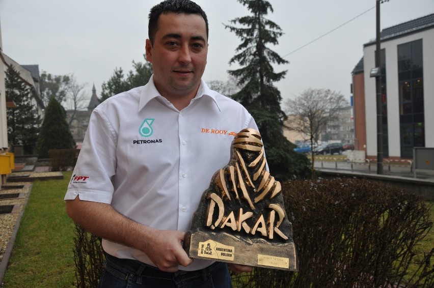 Darek Rodewald z pucharem za zwycięstwo Rajdu Dakar 2016.