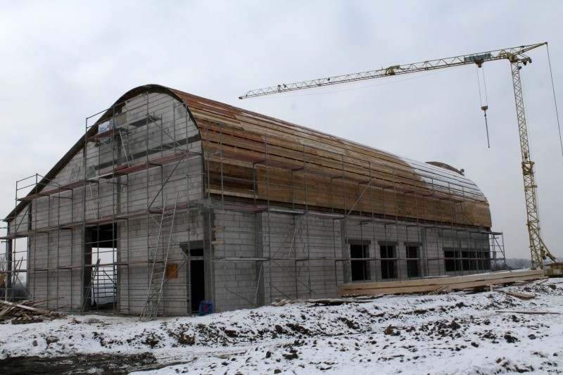 Dziekanowice.  Budowa szkoły zatrzymana w kadrach. Od kamienia węgielnego po stan surowy zamknięty [ZDJĘCIA]