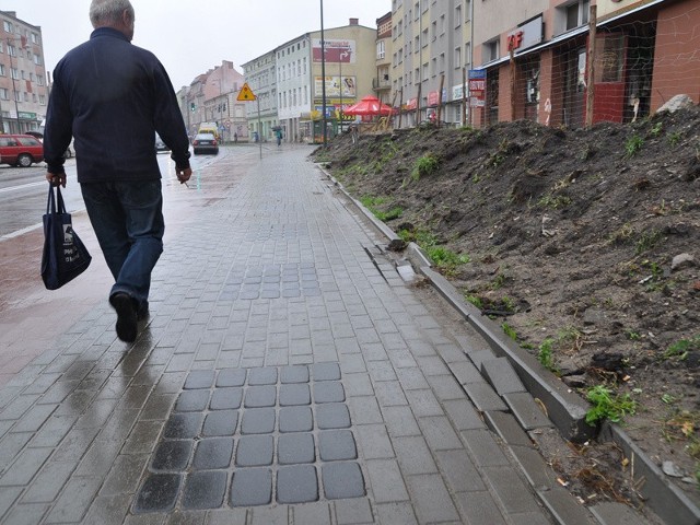 Szkody wyrządzone przez ciężki sprzęt przy schodkach na ulicy Wyszyńskiego. 