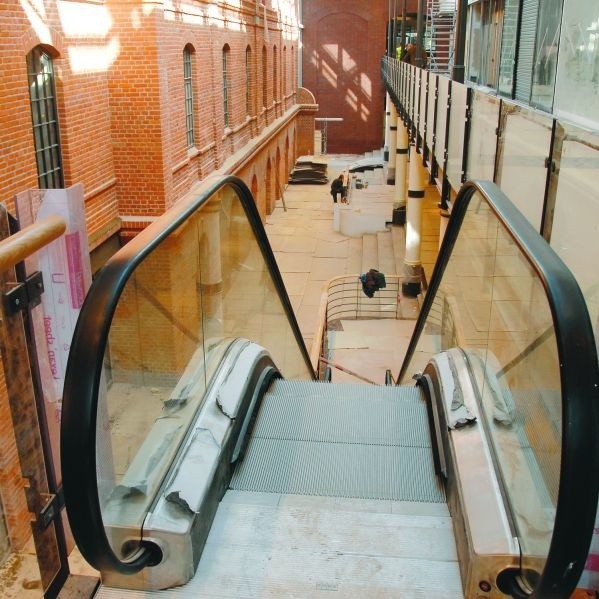 Inwestor odrestaurował stare zabytkowe elementy fabryki i połączył je z nowoczesnością: ruchomymi schodami, przeszklonymi ścianami i lokalami handlowymi