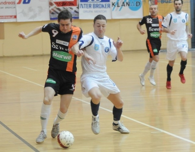 Szarżuje Igor Sobalczyk, strzelec trzeciego gola dla Marwitu.