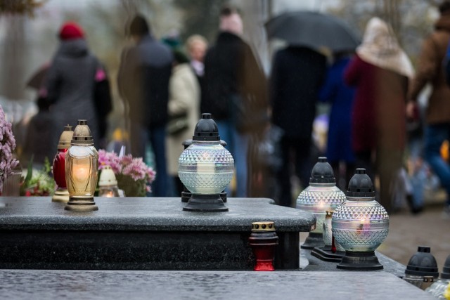 Przypominamy tych, którzy zmarli w ciągu ostatnich 12 miesięcy. Oto krótkie wspomnienie o każdym z nich.Zobacz także: Kwesta na cmentarzu św. Jerzego. Pieniądze z tegorocznej zbiórki zostaną przeznaczone na renowację nagrobka Stanisława ArkusiewiczaCZYTAJ DALEJ >>>>>