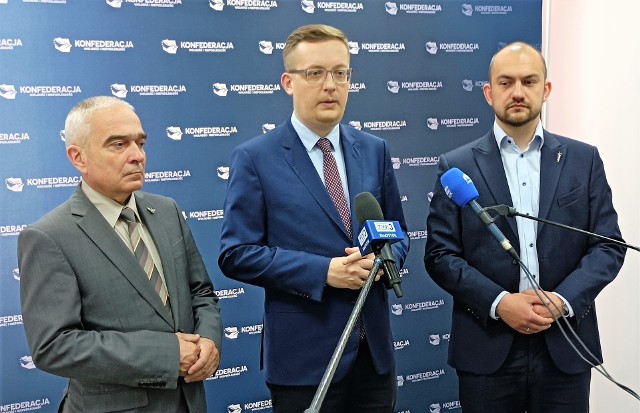 Działacze Konfederacji (od lewej): Wiesław Bielawski, Robert Winnicki i Marek Szewczyk podczas czwartkowej [19.05.2022] konferencji prasowej w Białystoku