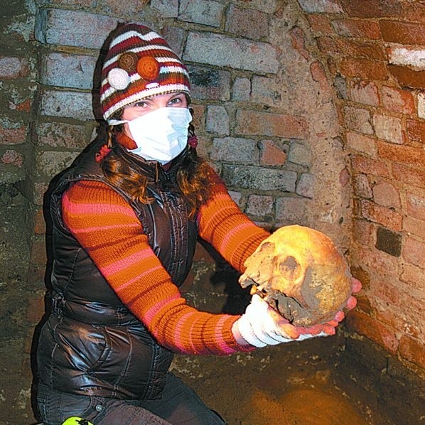 Już znaleźliśmy 25 czaszek, a w innych kryptach są całe stosy ludzkich szczątków - mówi archeolog Agnieszka Niemirka
