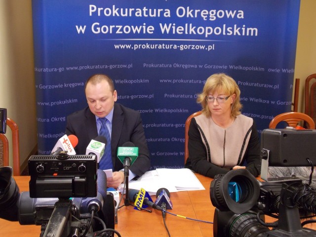 Prokuratorzy: Adam Mirosław i Mariola Sienkiewicz podczas piątkowej konferencji. - Nie możemy powiedzieć wszystkiego, co wiemy, ze względu na dobro śledztwa - zastrzegli.