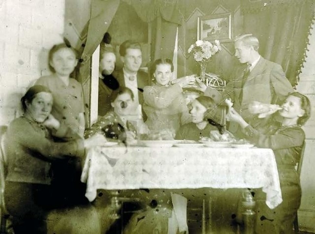 Na takich spotkaniach młodzi Kresowianie rozmawiali o "żywych torpedach”. Na zdjęciu rodzina pani Teresy - siostry Wila (z prawej) i Renia (w drzwiach) oraz mama Aleksandra (za stołem) i siostra mamy z córką (z lewej). Za stołem także kuma Oleszkiewiczowa z dziećmi Gienkiem i Lilą, z prawej stoi Wowa Domaszewicz.