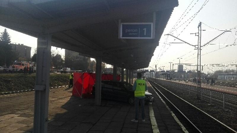 Nietypowy wypadek w Sędziszowie, samochód wylądował na peronie
