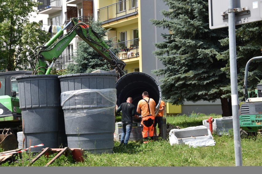 Pojemniki zostały zamontowane w sąsiedztwie bloku nr 1 na...