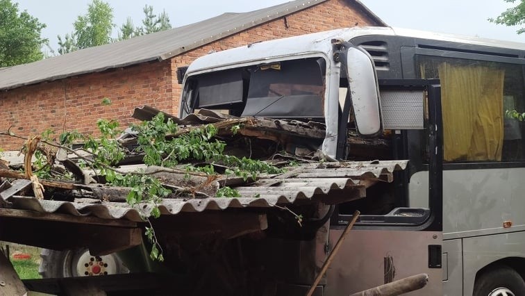 Tragiczny wypadek w Łódzkiem! Autobus uderzył w ogrodzenie i w budynek! ZDJĘCIA