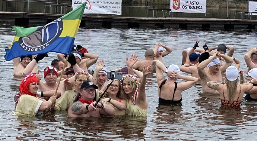 Sezon morsowania w Ostrołęce zakończony imprezą na plaży miejskiej 1.04.2023. Zdjęcia, wideo