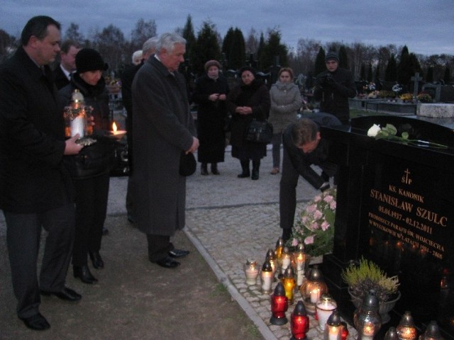 Przedstawiciele gminnych władz złożyli wieniec przy grobie