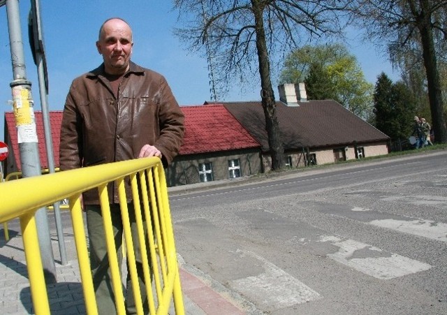 - Dzięki tym barierkom dzieciaki nie będą już wybiegać na ulicę. To świetny pomysł - mówi Wojciech Mamet.