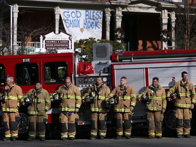 Miejscowi strażacy pomagali policji podczas akcji w Sandy Hook.
