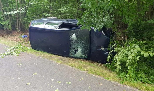 Do groźnego wypadku doszło w niedzielę, 25 lipca, na drodze nr 199 między Skwierzyną a Świniarami. Osobowe auto rozbiło się o drzewo.- Kierujący pojazdem marki Ford z nieustalonych jak dotąd przyczyn zjechał z drogi i uderzył w drzewo — poinformował sierżant sztabowy Mateusz Maksimczyk, oficer prasowy międzyrzeckiej policji. W wypadku zostało poszkodowanych dwóch mężczyzn. Zostali przetransportowani śmigłowcem Lotniczego Pogotowia Ratunkowego do szpitala w Gorzowie. - Jeden z nich miał uraz głowy i ręki, drugi został ranny w rękę. Kierowca był trzeźwy — przekazał sierżant sztabowy M. Maksimczyk. - Policja ustala okoliczności tego zdarzenia. Wideo: Jak się zachować, kiedy jesteśmy świadkami wypadku?źródło: Dzień Dobry TVN/x-newsByłeś świadkiem wypadku, pożaru lub innego zdarzenia? Stoisz w korku lub masz informację o innych utrudnieniach na drodze? Poinformuj nas o tym! Wyślij nam zdjęcia lub nagranie z miejsca zdarzenia. Możesz to zrobić przez stronę "Gazety Lubuskiej" na Facebooku facebook.com/gazlub/ lub mailem na adres glonline@gazetalubuska.plMożesz też skontaktować się z nami, dzwoniąc pod nr 68 324 88 16