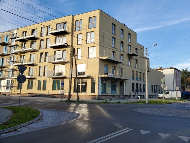 Apartamentowiec przy ulicy Oświatowej 9 w Starachowicach zyskał elewację z tynku kwarcowego