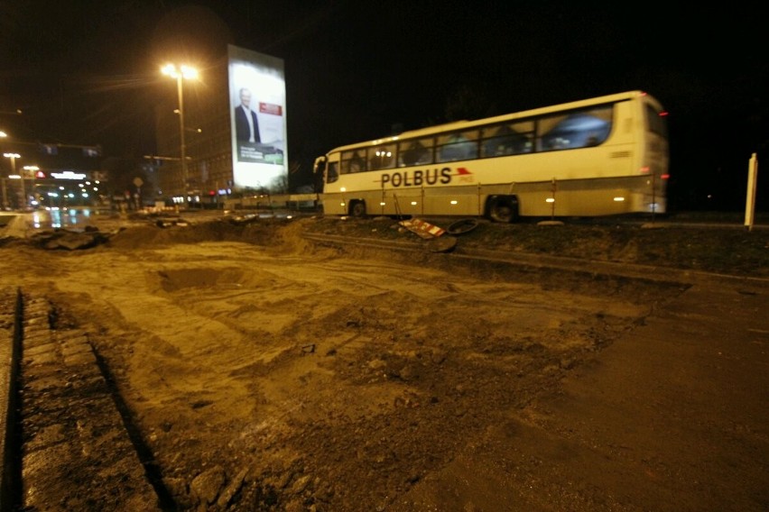 Wrocław po awarii wodociągowej. Tunel zamknięty, tramwaje wracają na trasy (ZDJĘCIA, FILMY)