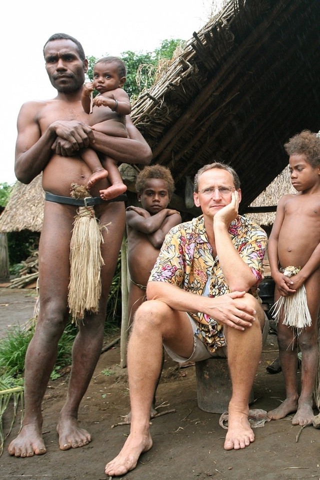 Podróżnik z mieszkańcami Republiki Vanuatu, państwa w Oceanii położonego na 83 wyspach.