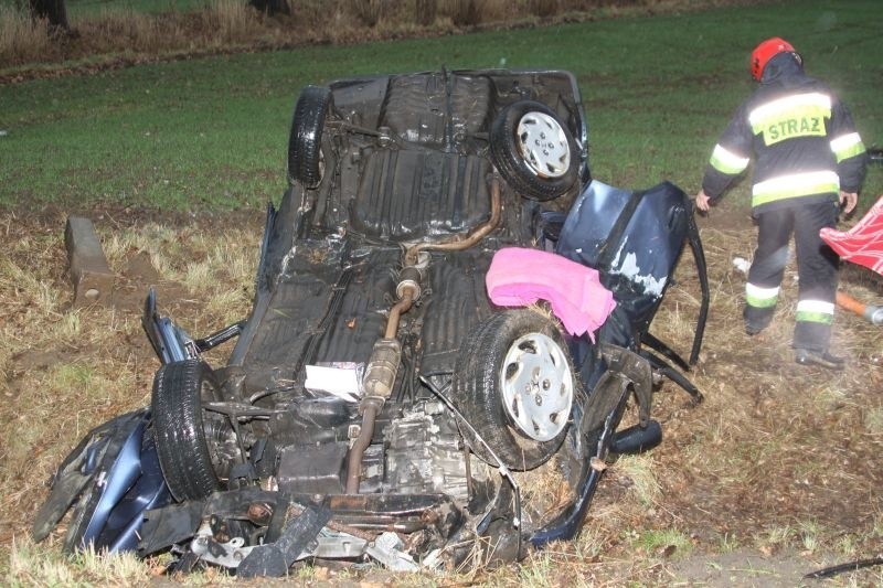 Honda uderzyla w drzewo. Dwie osoby są ranne. Do wypadku...