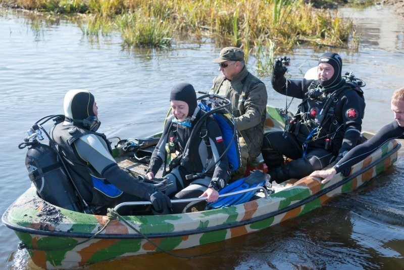 Sprzątanie Biebrzy 2014. Mnóstwo śmieci i opona od traktora (zdjęcia)