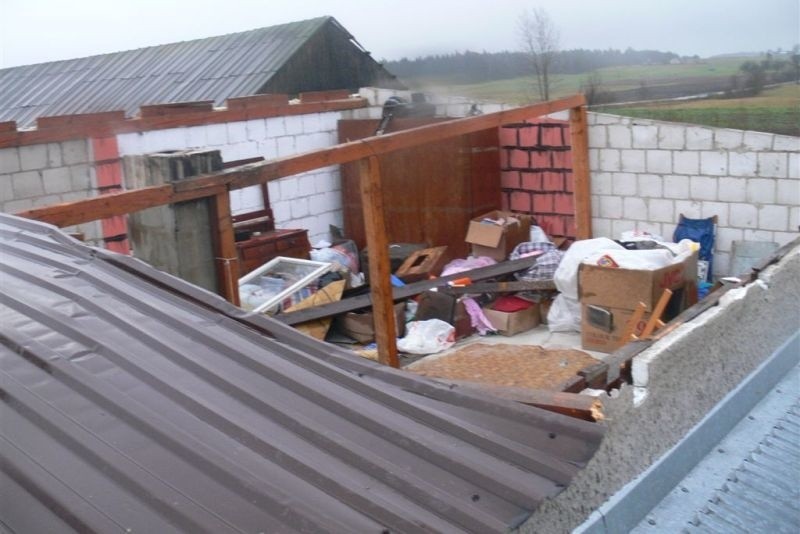 Dach z budynku wiatr zerwał m. in. w miejscowości Posielanka...